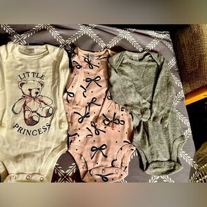 3 New infant Gap bodysuits size 3-6mths